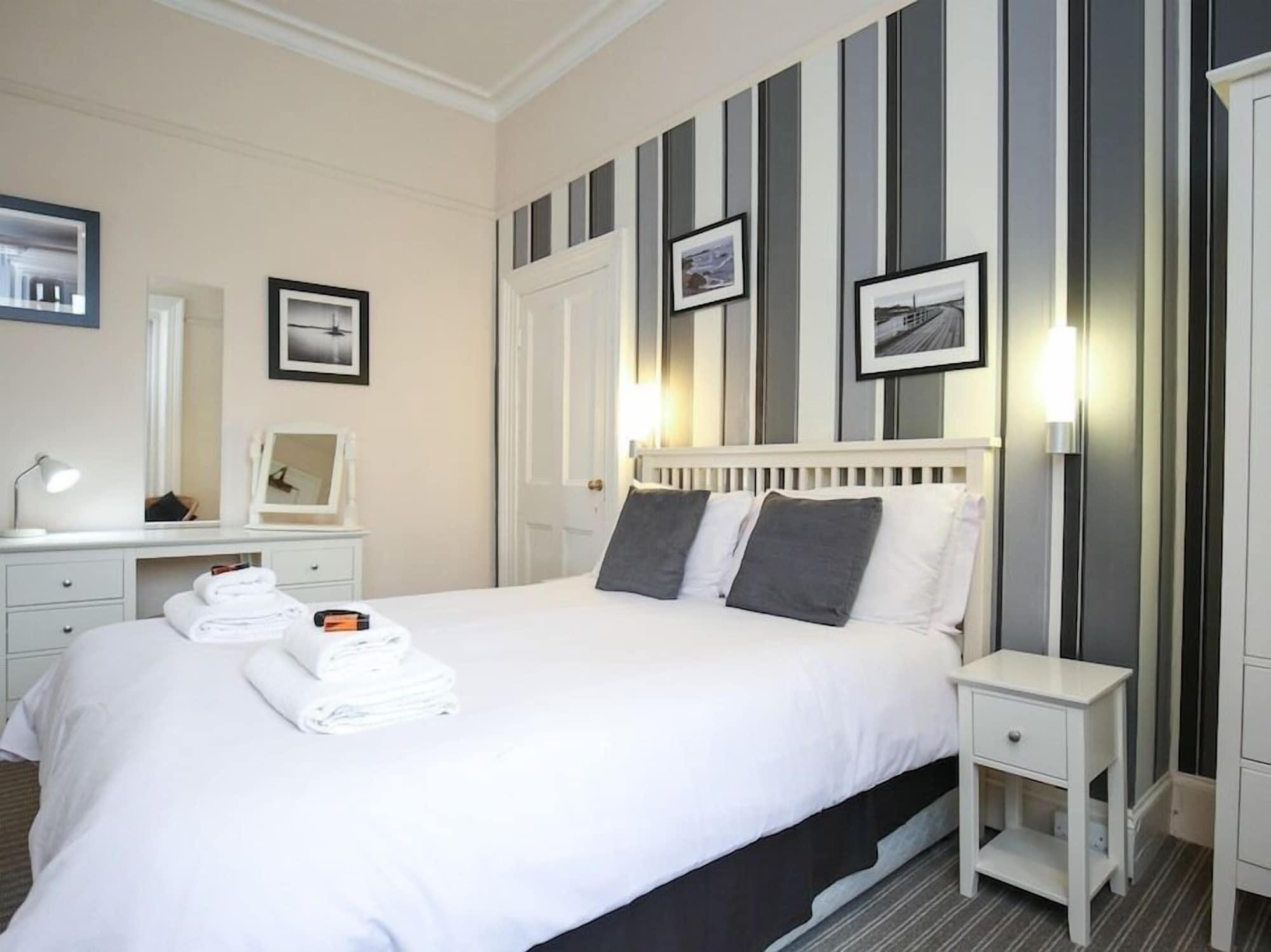 Riviera Guesthouse Уитби Экстерьер фото